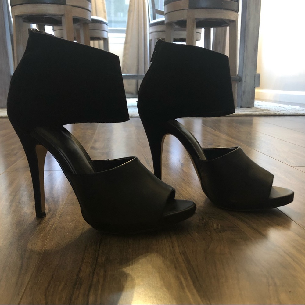 Black Leather/Suede Size 7.5 Apt 9 Pump